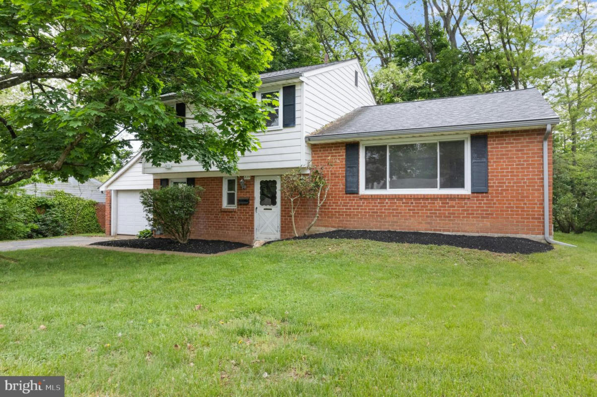 825 ADAMS DR, BROOKHAVEN, PA 19015, photo 1 of 38
